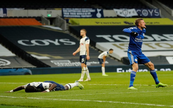 Mourinho ko, vince il Leicester. Manchester United show, 6-2 al Leeds