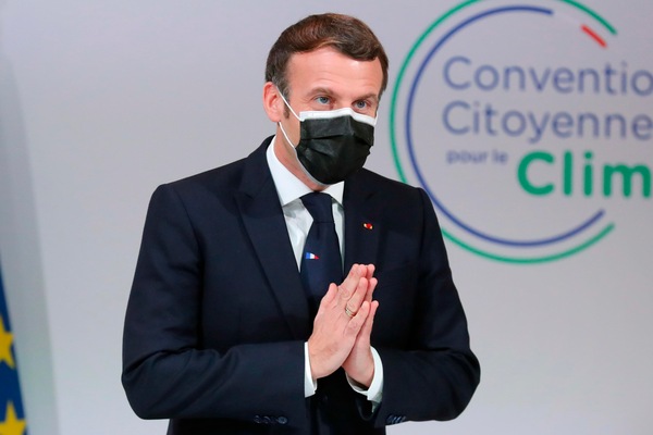 "Macron ha una forma violenta di Coronavirus. È esausto"