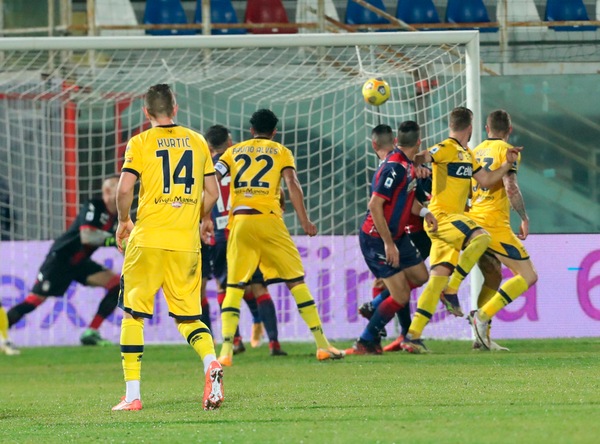 Crotone-Parma 2-1: Kucka non basta, Messias inguaia Liverani