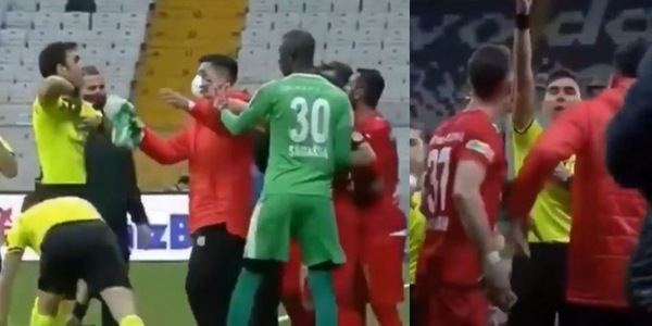 Turchia, Arslan mostra l'errore all'arbitro con lo smartphone