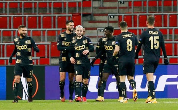 Stop agli abbracci e obbligo di mascherina: il contrasto al Covid del calcio belga