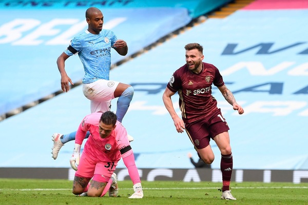 Bielsa gela il City in dieci! Bene il Liverpool, poker Chelsea
