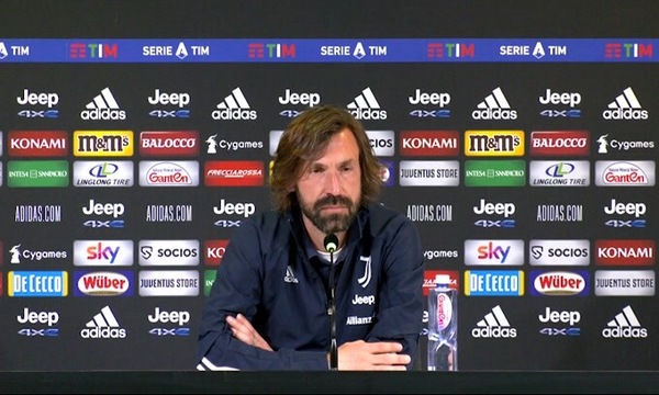 Tosse improvvisa durante la conferenza di Pirlo
