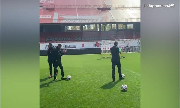 Balotelli, super punizione in allenamento!