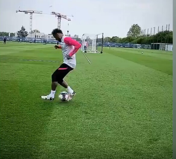 Neymar, che classe. Ma la palla finisce sul palo...
