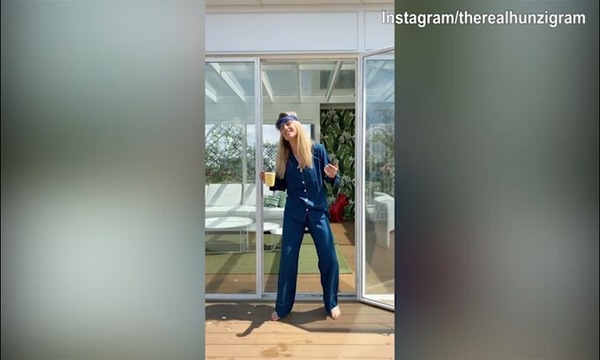 Michelle Hunziker sul balcone a cantare in pigiama