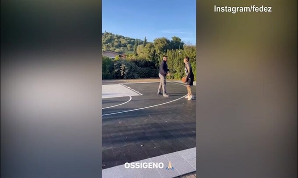 Fedez, quanti numeri nel campo di basket