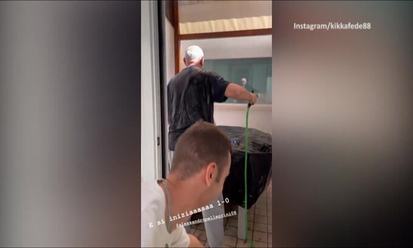 Federica Pellegrini, che gavettone al papà Roberto