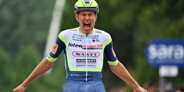 Giro d'Italia: la 3ª tappa a Van der Hoorn, Ganna ancora in rosa