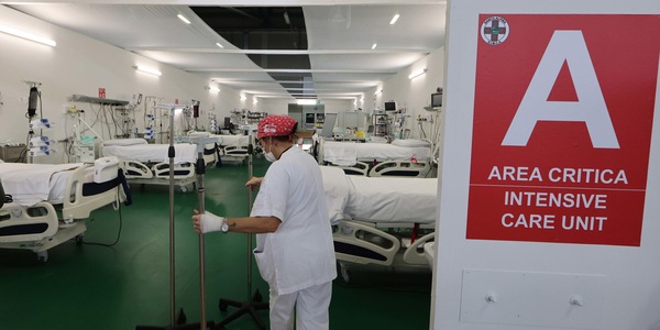 Coronavirus, il tasso di positività in Italia scende all'1.3%