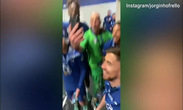 Chelsea Campione d'Europa, Jorginho incontenibile nello spogliatoio