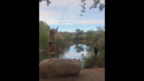 Ecco perché dondolare sulle liane in bikini non è mai una buona idea