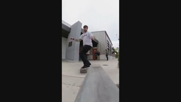 Super cameraman: riesce a passare tra le gambe degli skaters