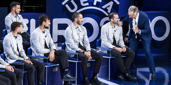 Figuraccia Bonolis su Chiellini e battuta razzista su Kean in tv