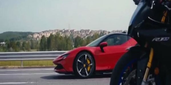 Ferrari SF90 sfida una Yamaha R1M