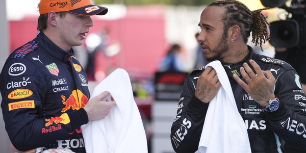 F1, Verstappen su un possibile scontro con Hamilton: "Evitiamo, siamo troppo esperti"