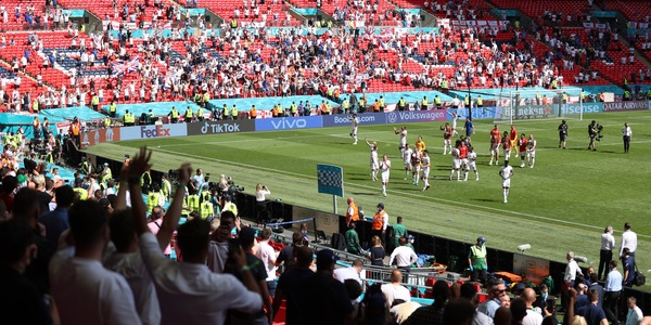 Euro 2020, a Wembley un tifoso cade dagli spalti: è grave