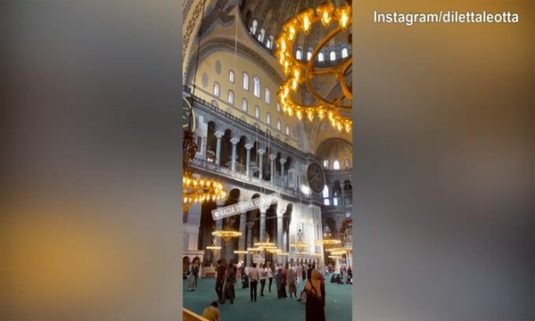 Diletta Leotta visita la Basilica di Santa Sofia