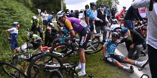 Tour de France: quattro ritiri e molti feriti dopo la caduta