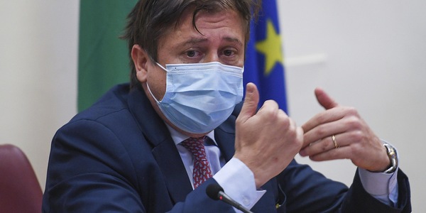 Variante Delta, Sileri: “Forse servirà rimodulare Green pass”
