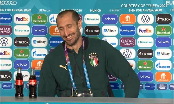 Chiellini: "Io senza contratto come Messi? Siamo entrambi mancini.."