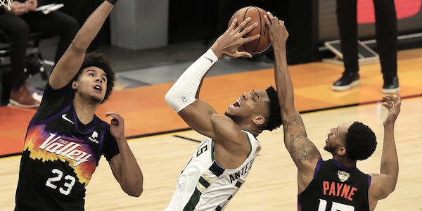 Phoenix batte Milwaukee e va sul 2-0 nelle Finals Nba