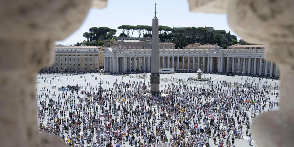 Covid, rivoluzione Vaticano: si pensa al distributore di ostie
