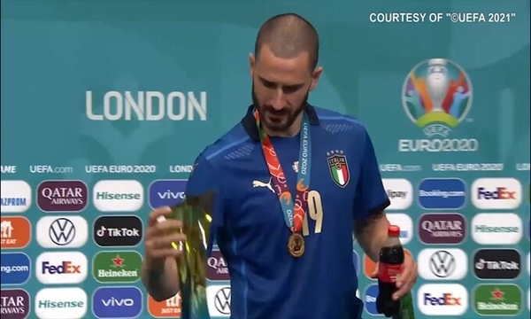 Bonucci, che show in conferenza: birra e coca-cola, poi selfie con Mancini