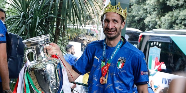 Italia, Chiellini scatenato al rientro a Roma: corona in testa e coppa