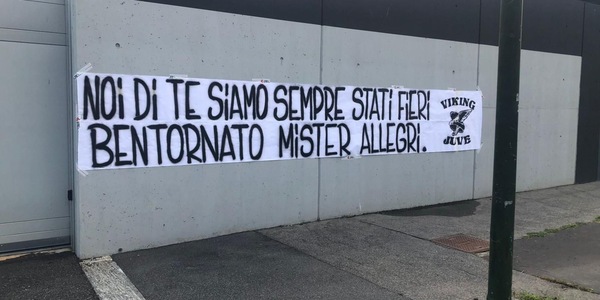 Juve, striscione per Allegri: "Sempre stati fieri di te, bentornato!"