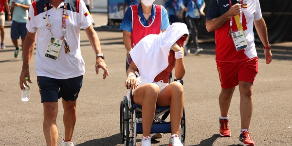 Tokyo 2020, Badosa ko per il caldo: la tennista esce in carrozzina