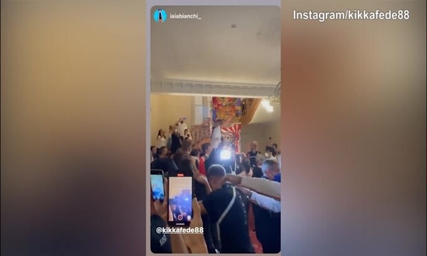 La festa continua, Pellegrini scatenata