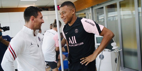 Messi e Mbappé al Psg insieme: l'incontro diventa social