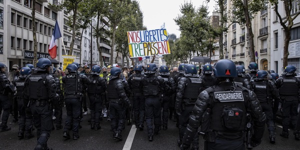 Caos in Francia, 250mila persone protestano contro il Green Pass