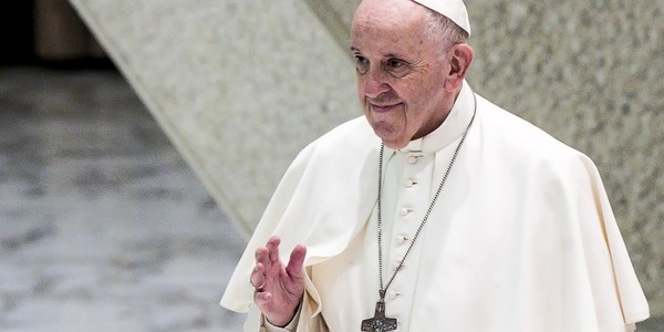 Papa Francesco rivela: "Gli infermieri mi hanno salvato già due volte"