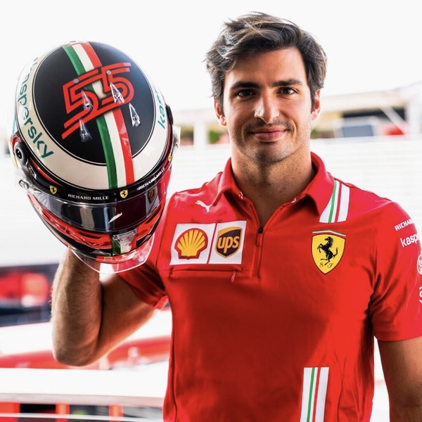 Sainz, il casco dedicato a Schumacher per il GP d'Italia