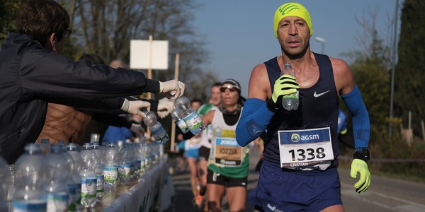 Cosa e quanto bere prima, durante e dopo la maratona