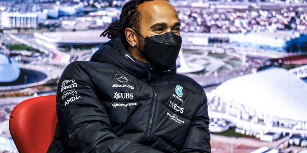 F1, Hamilton: "Oggi in macchina ho avuto ancora fastidio al collo"