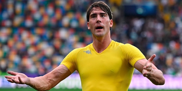 Vlahovic, la Juve c'è. Ma è sfida con la Premier