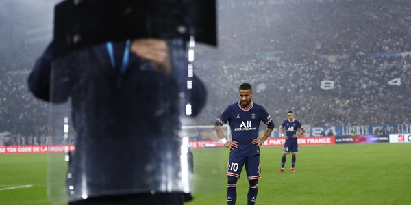 Neymar protetto dagli scudi in Marsiglia-Psg per tirare l'angolo