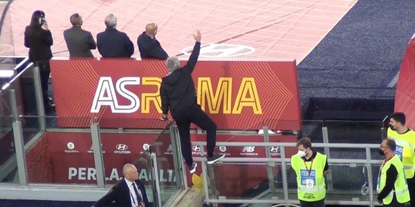 Mourinho: "Quando non hai il biglietto e vuoi vedere la partita..."