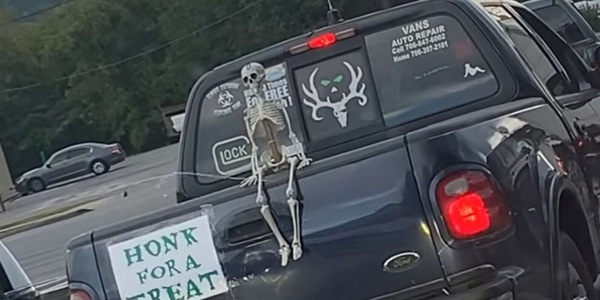 Monta uno scheletro sulla sua Ford: lo scherzo di Halloween è assurdo VIDEO