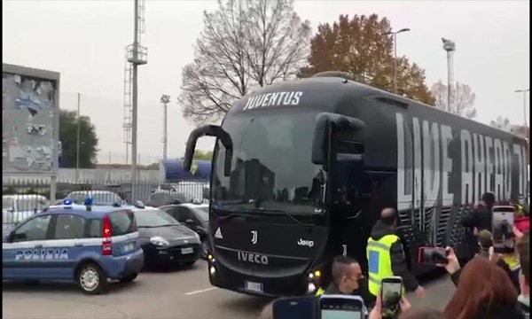 Verona-Juventus: i bianconeri al Bentegodi, fermento all’arrivo del pullman