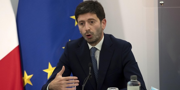Speranza: "Nuove restrizioni? Il Green Pass resta, mascherine fondamentali"