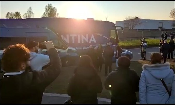 Juve-Fiorentina il pullman viola arriva fra i fischi