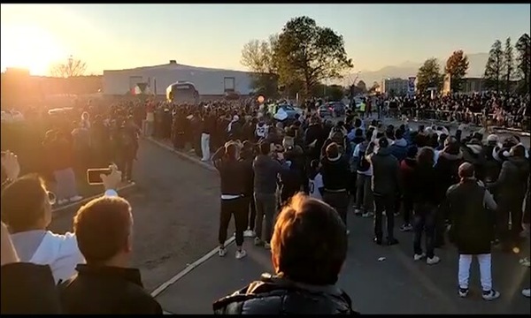 Juventus-Fiorentina il pullman della Juve arriva con il tifo bianconero