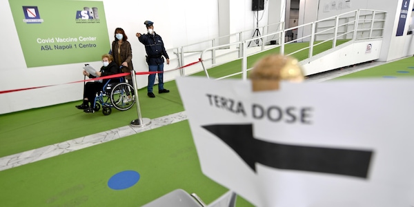 Covid, il microbiologo Rasi: "La terza dose potrebbe essere l'ultima"