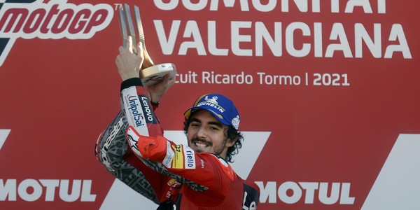 MotoGp, Bagnaia dedica la vittoria a Rossi: "Vale è il più grande di tutti"