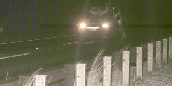 Sul cofano della macchina a 120 km/h: follia in Australia!