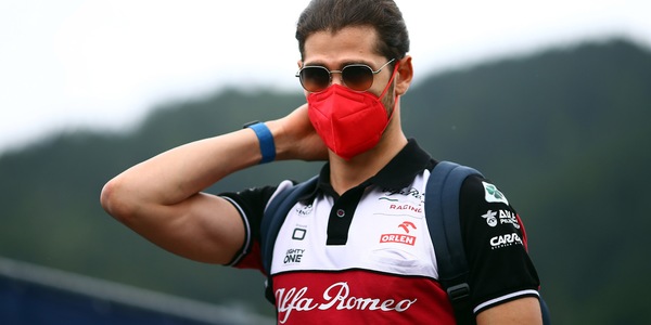 Giovinazzi: "Mi ha fatto piacere ricevere messaggi sia da Hamilton che da Verstappen"